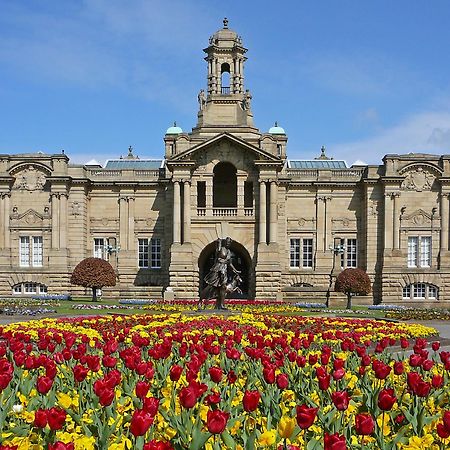 Stylish 4 Double Bedroom House In Bradford, Views Of Hillside And Parking Shipley  Buitenkant foto