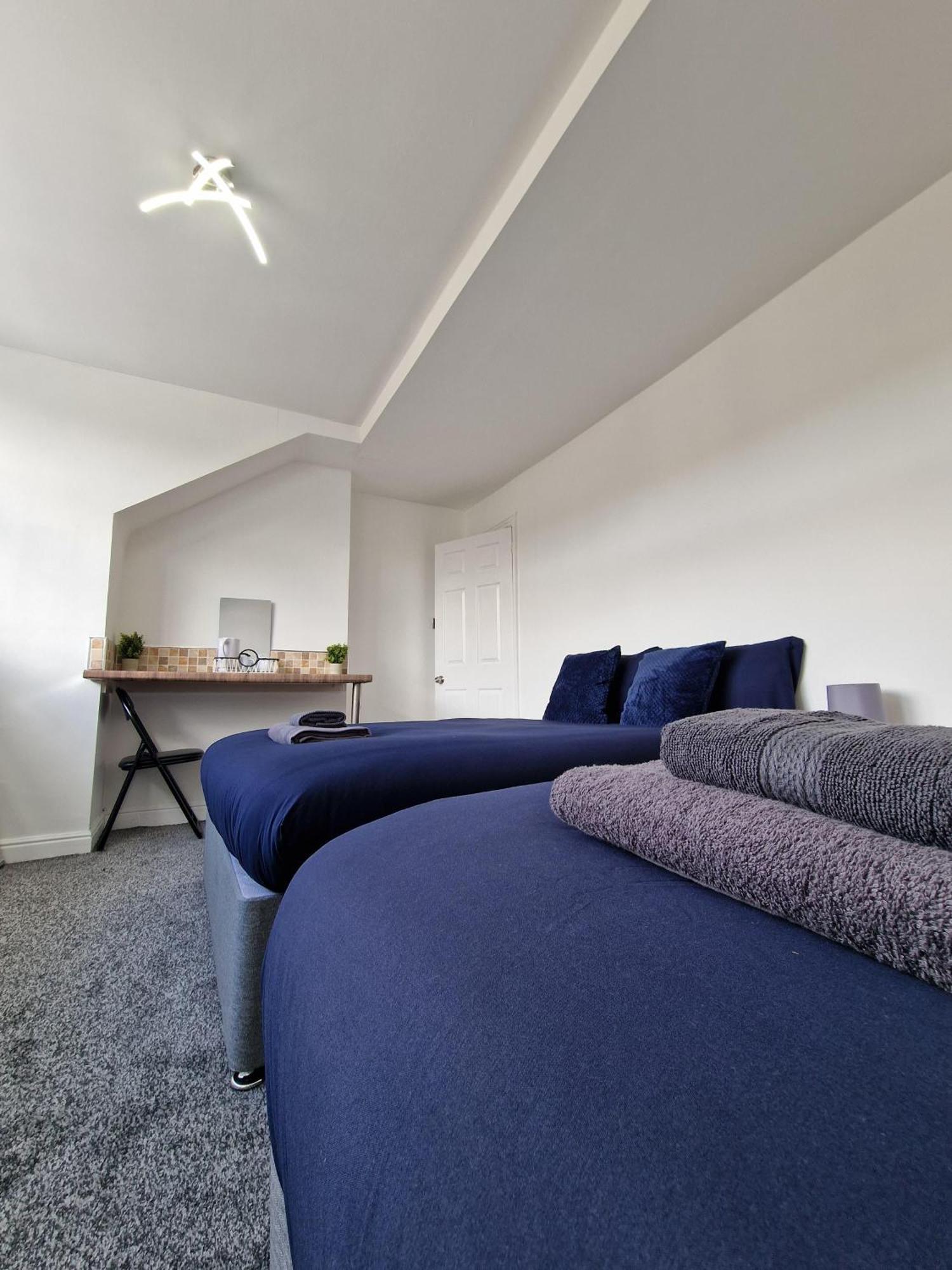 Stylish 4 Double Bedroom House In Bradford, Views Of Hillside And Parking Shipley  Buitenkant foto