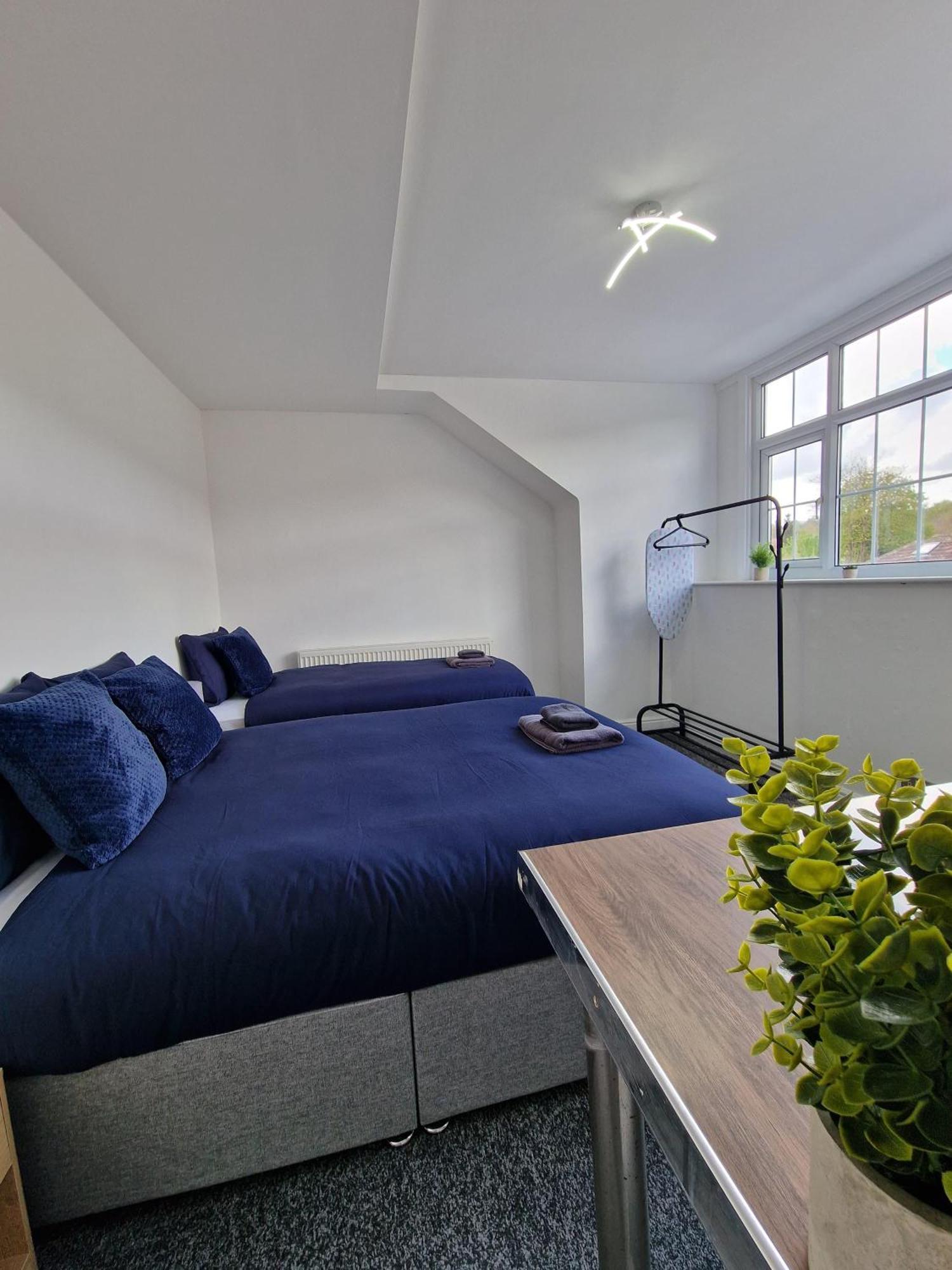 Stylish 4 Double Bedroom House In Bradford, Views Of Hillside And Parking Shipley  Buitenkant foto