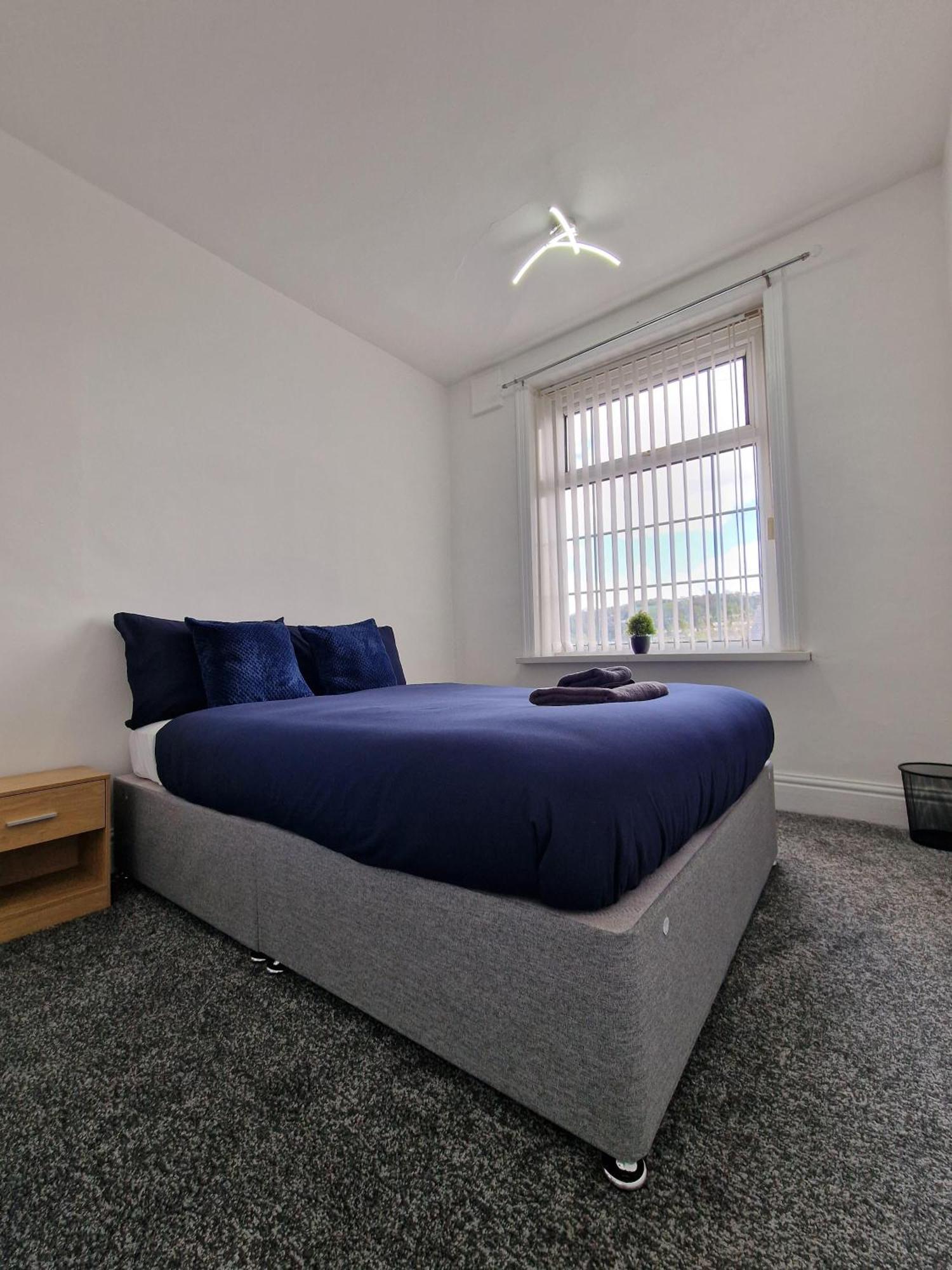 Stylish 4 Double Bedroom House In Bradford, Views Of Hillside And Parking Shipley  Buitenkant foto