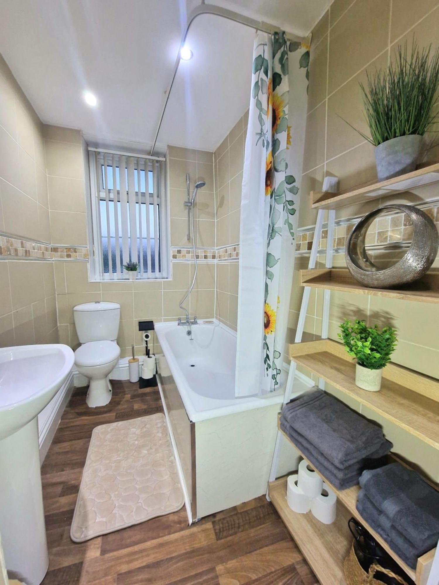 Stylish 4 Double Bedroom House In Bradford, Views Of Hillside And Parking Shipley  Buitenkant foto