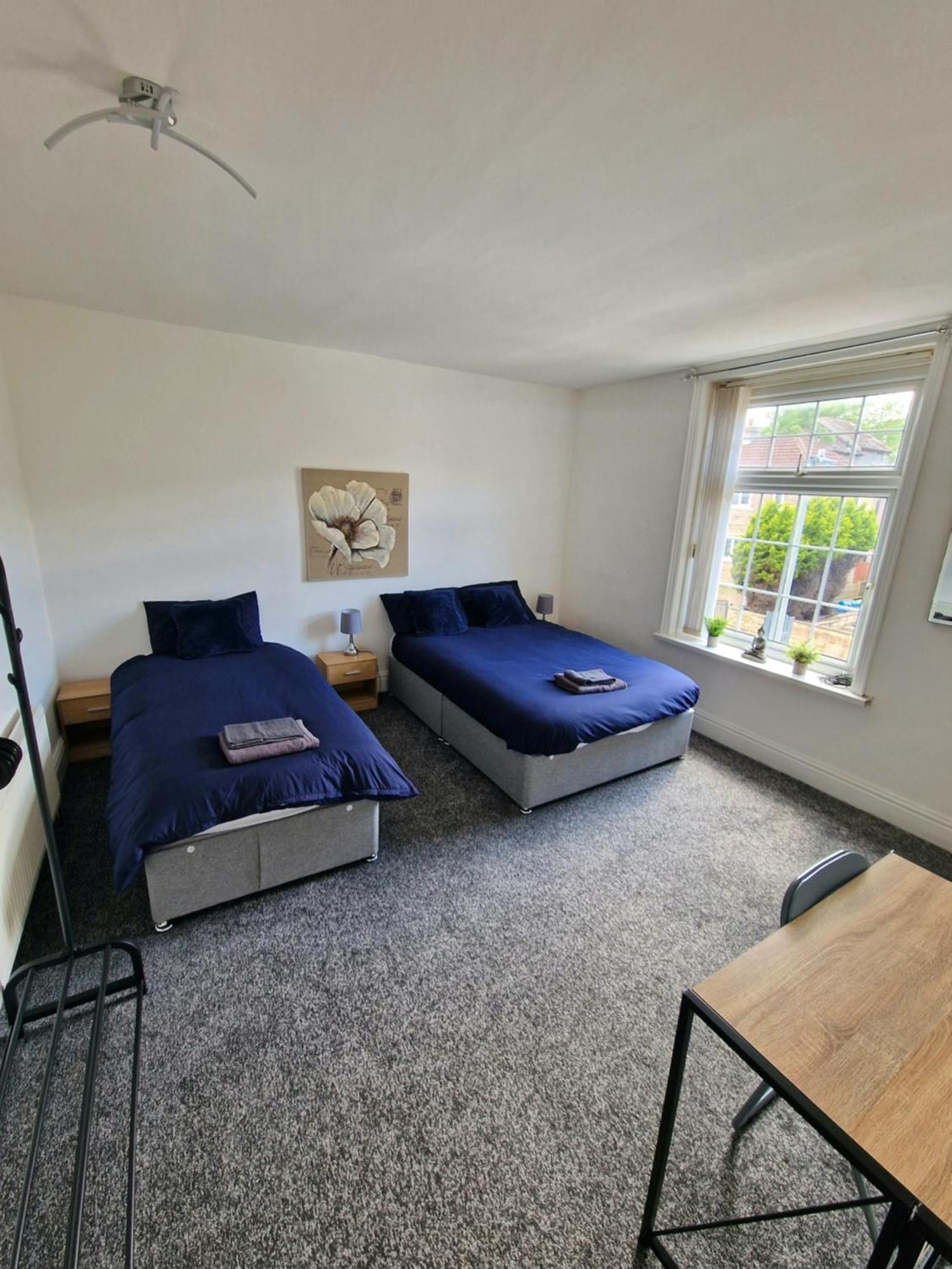 Stylish 4 Double Bedroom House In Bradford, Views Of Hillside And Parking Shipley  Buitenkant foto