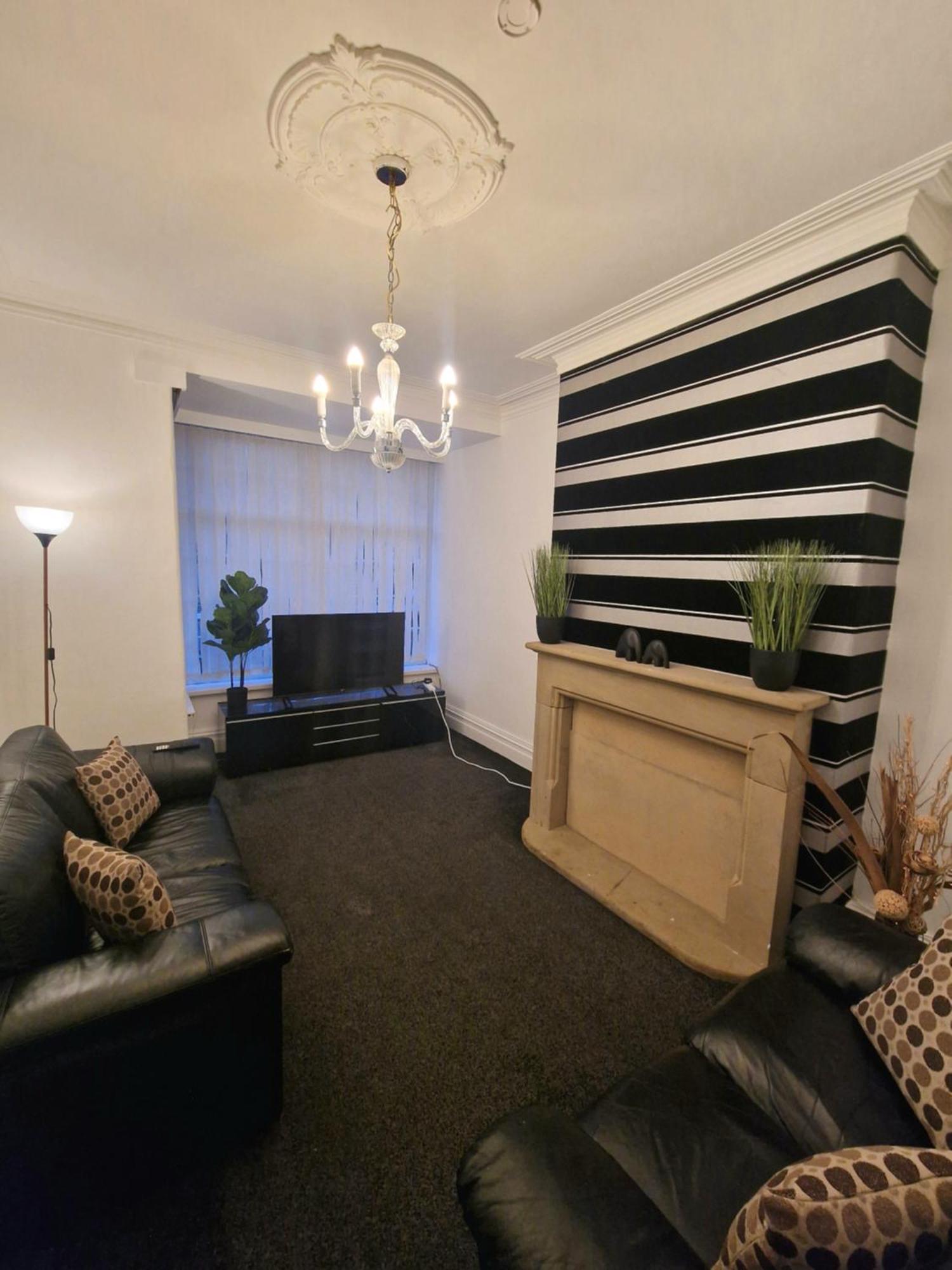 Stylish 4 Double Bedroom House In Bradford, Views Of Hillside And Parking Shipley  Buitenkant foto