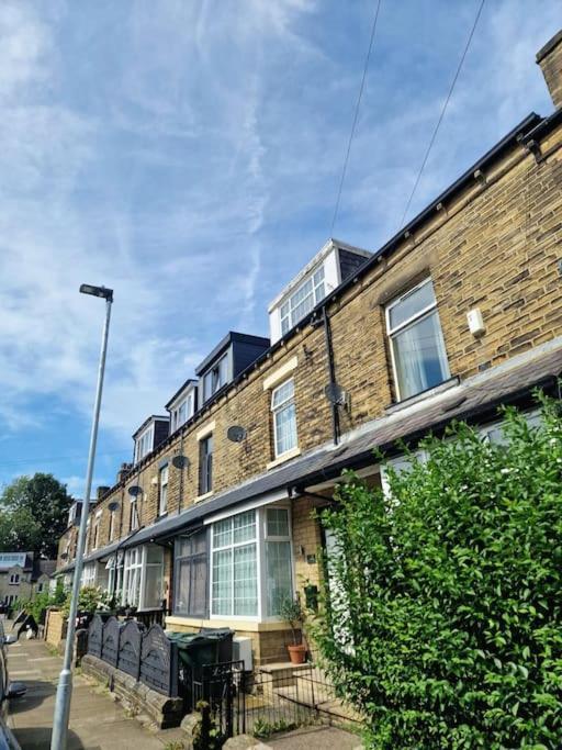 Stylish 4 Double Bedroom House In Bradford, Views Of Hillside And Parking Shipley  Buitenkant foto